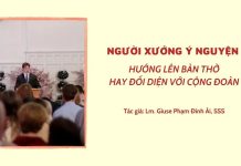 Người xướng ý nguyện hướng lên bàn thờ hay đối diện với cộng đoàn